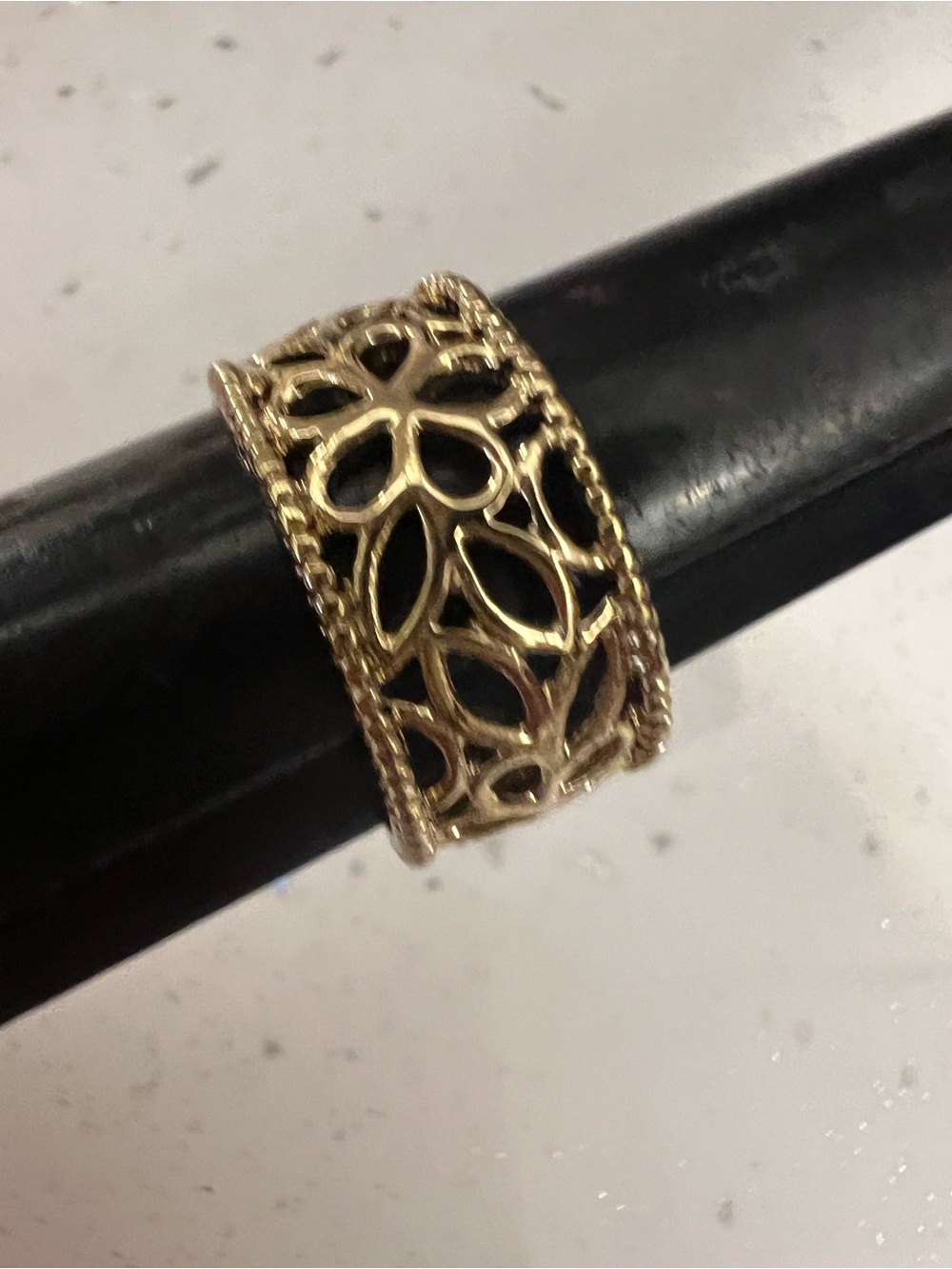 Gold Filigree Openwork Women's Band Ring - Elegant Floral Design